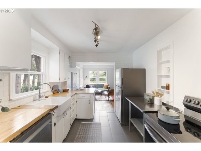 2343 Se 85TH Ave Se, Portland, OR 97216