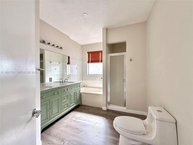 10866 NW 51st Ln, Doral, FL 33178