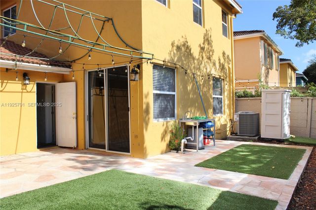 10866 NW 51st Ln, Doral, FL 33178