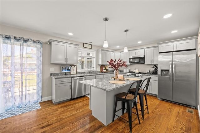 738 Hicks St, Fall River, MA 02724
