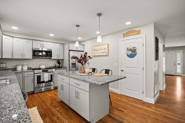 738 Hicks St, Fall River, MA 02724