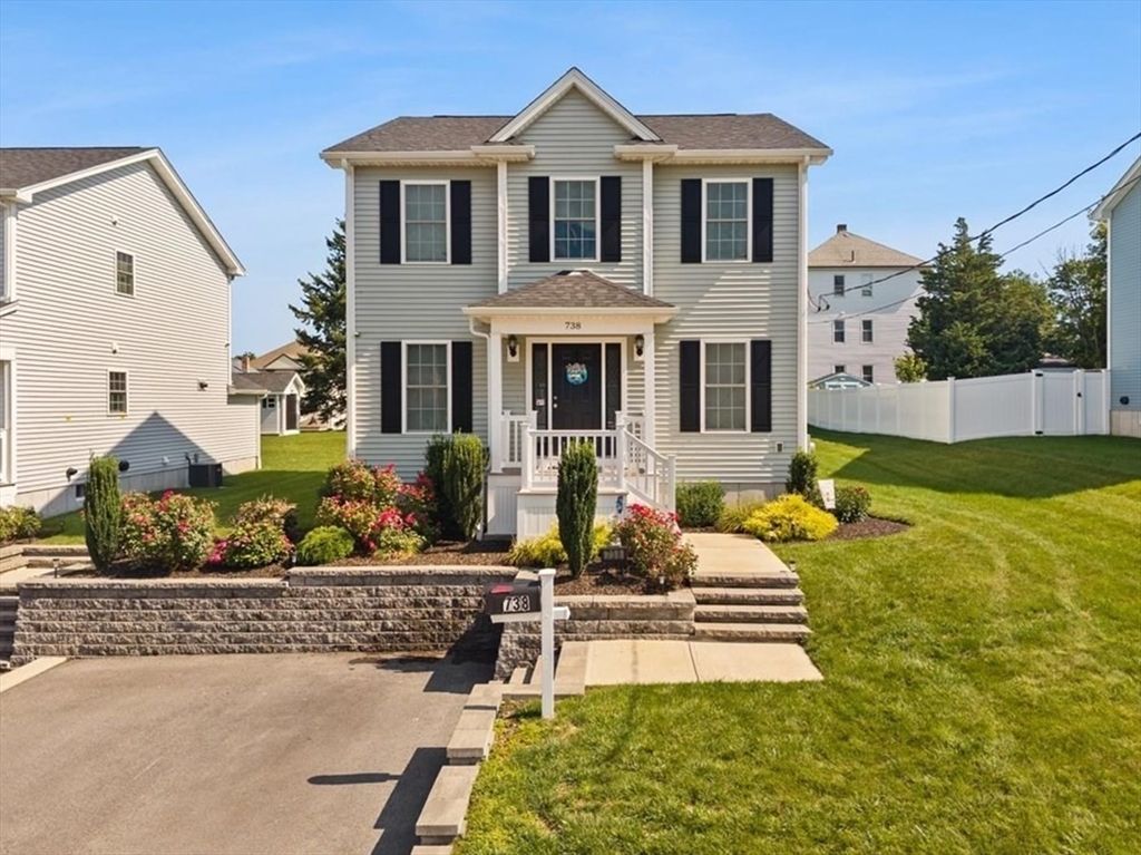 738 Hicks St, Fall River, MA 02724