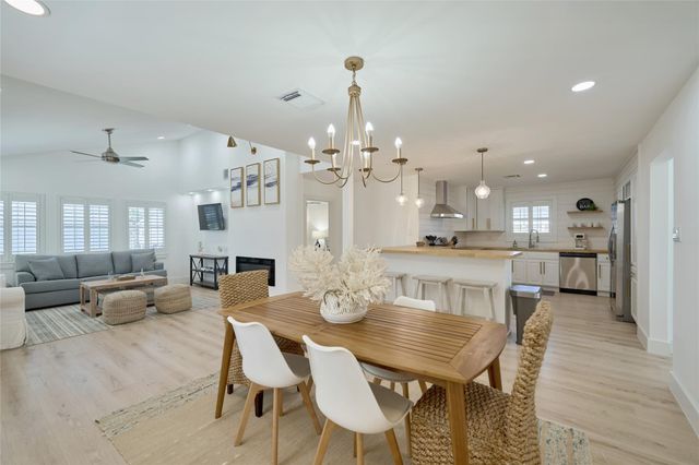 7117 Delesandri Drive, Hitchcock, TX 77563