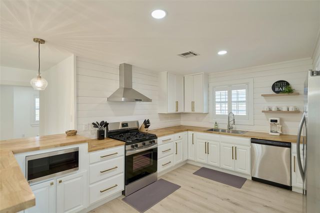 7117 Delesandri Drive, Hitchcock, TX 77563