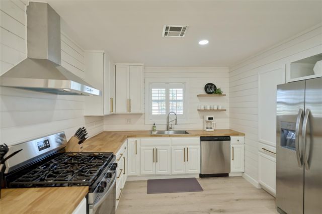 7117 Delesandri Drive, Hitchcock, TX 77563
