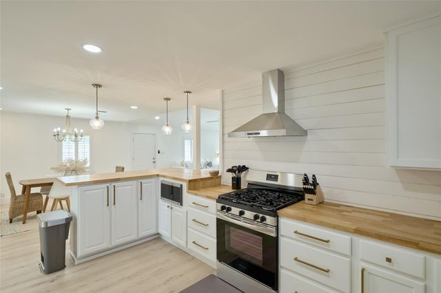 7117 Delesandri Drive, Hitchcock, TX 77563