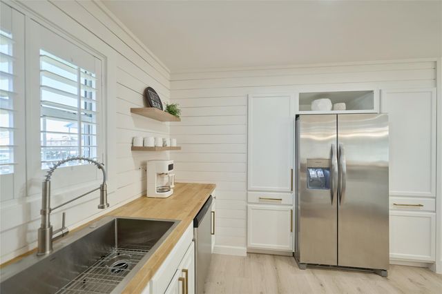 7117 Delesandri Drive, Hitchcock, TX 77563