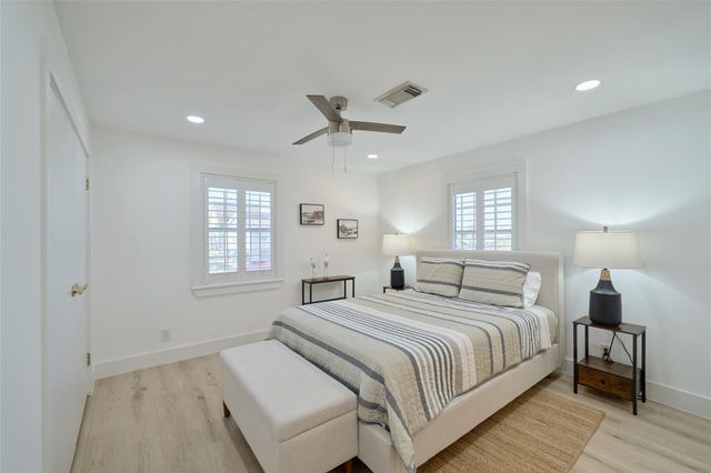 7117 Delesandri Drive, Hitchcock, TX 77563