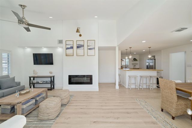 7117 Delesandri Drive, Hitchcock, TX 77563