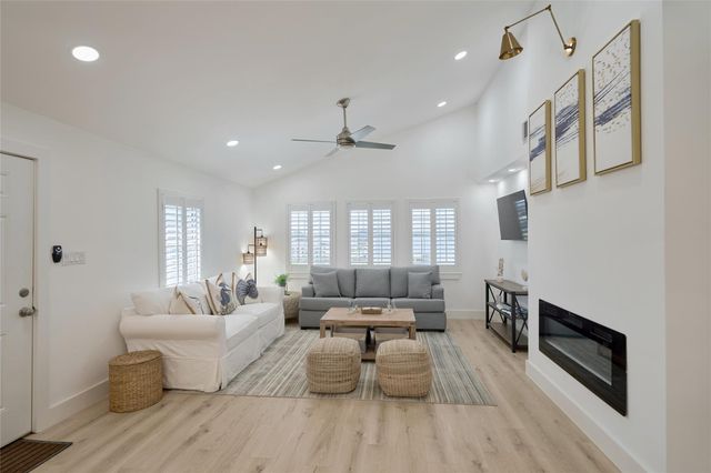 7117 Delesandri Drive, Hitchcock, TX 77563