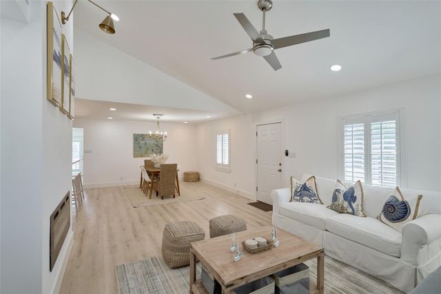 7117 Delesandri Drive, Hitchcock, TX 77563