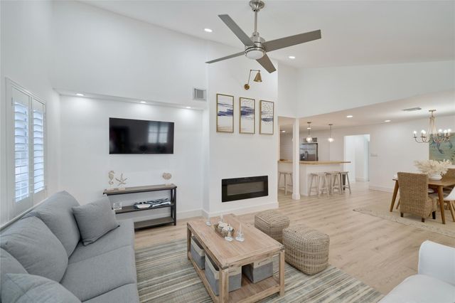 7117 Delesandri Drive, Hitchcock, TX 77563