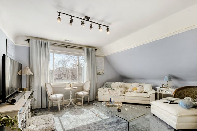 2108 W Addison Street, Chicago, IL 60618