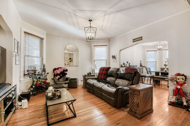 2108 W Addison Street, Chicago, IL 60618