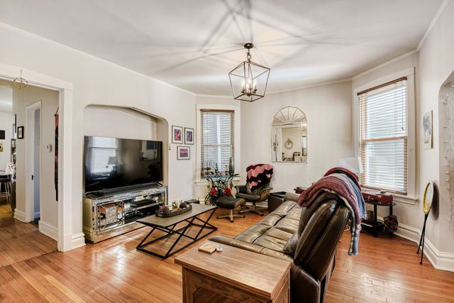 2108 W Addison Street, Chicago, IL 60618