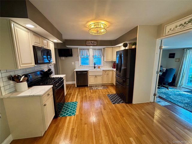 304 Lido Parkway, Lindenhurst, NY 11757
