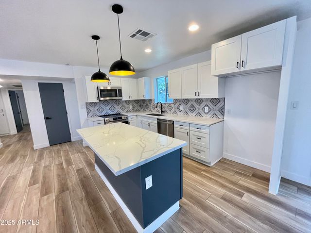 2213 E JANICE Way, Phoenix, AZ 85022