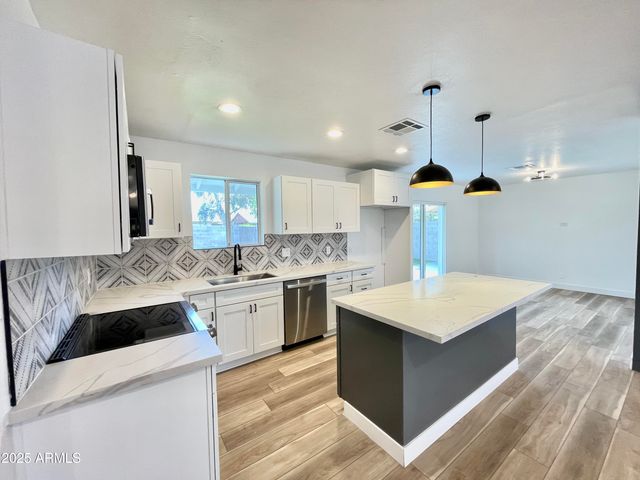 2213 E JANICE Way, Phoenix, AZ 85022