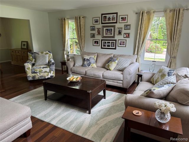 5540 Bostall Woods Drive, Rochester, MI 48306