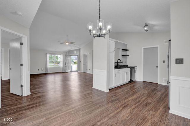 2330 Lakecrest Drive, Columbus, IN 47201