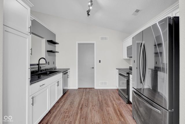 2330 Lakecrest Drive, Columbus, IN 47201