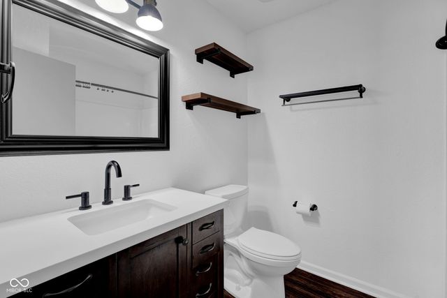 2330 Lakecrest Drive, Columbus, IN 47201