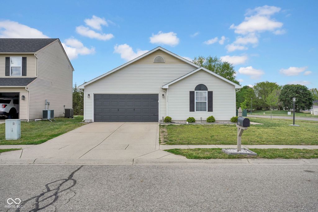 2330 Lakecrest Drive, Columbus, IN 47201
