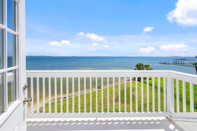 2005 Jessica Way, Navarre, FL 32566