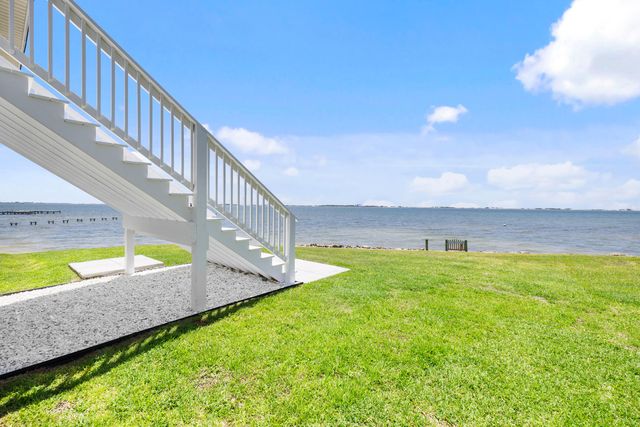 2005 Jessica Way, Navarre, FL 32566