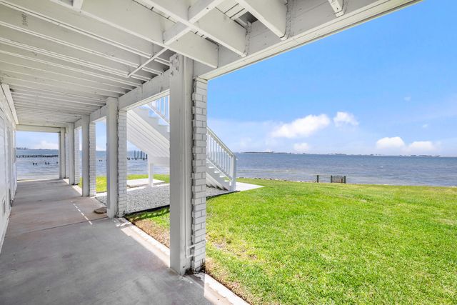 2005 Jessica Way, Navarre, FL 32566