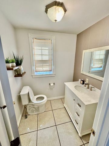 11 Austin St, Milton, MA 02186