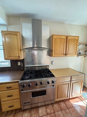 11 Austin St, Milton, MA 02186