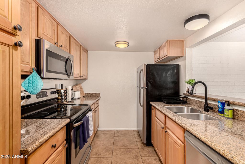 Image 13 of property listing at 240 S OLD LITCHFIELD Road 113, Litchfield Park, AZ 85340