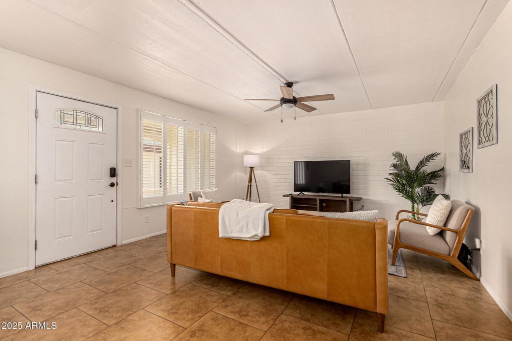 Image 5 of property listing at 240 S OLD LITCHFIELD Road 113, Litchfield Park, AZ 85340