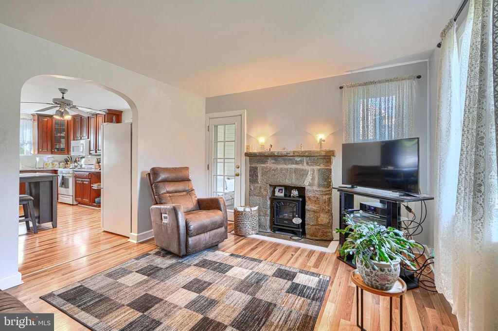 Image 7 of property listing at 9 VIRGINIA AVE, Reisterstown, MD 21136