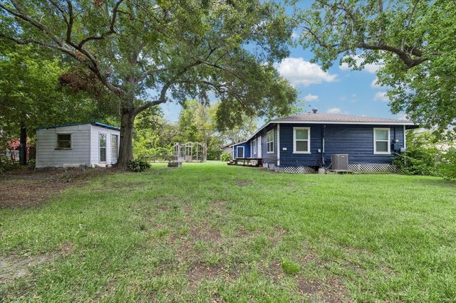 421 Dwire Dr, La Porte, TX 77571