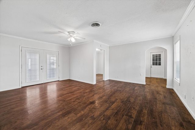 421 Dwire Dr, La Porte, TX 77571