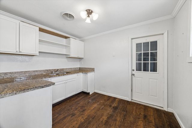 421 Dwire Dr, La Porte, TX 77571