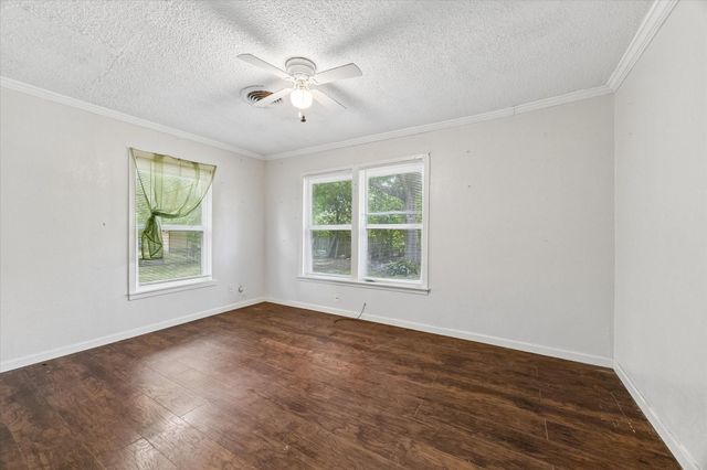 421 Dwire Dr, La Porte, TX 77571