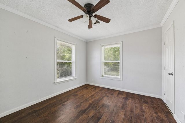 421 Dwire Dr, La Porte, TX 77571