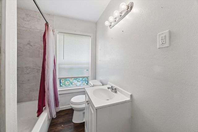 421 Dwire Dr, La Porte, TX 77571
