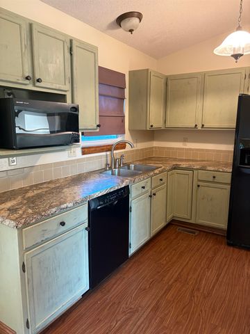 8301 W Aberdeen Cir, Wichita, KS 67212