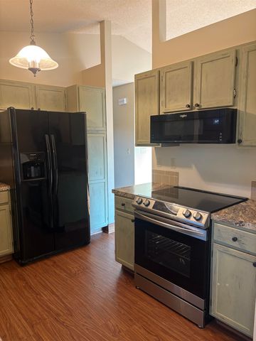 8301 W Aberdeen Cir, Wichita, KS 67212