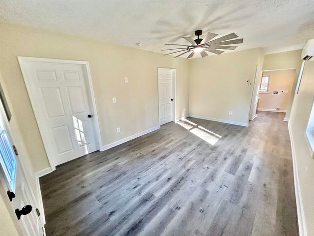 1294 E MAIN ST, Stanley, VA 22851