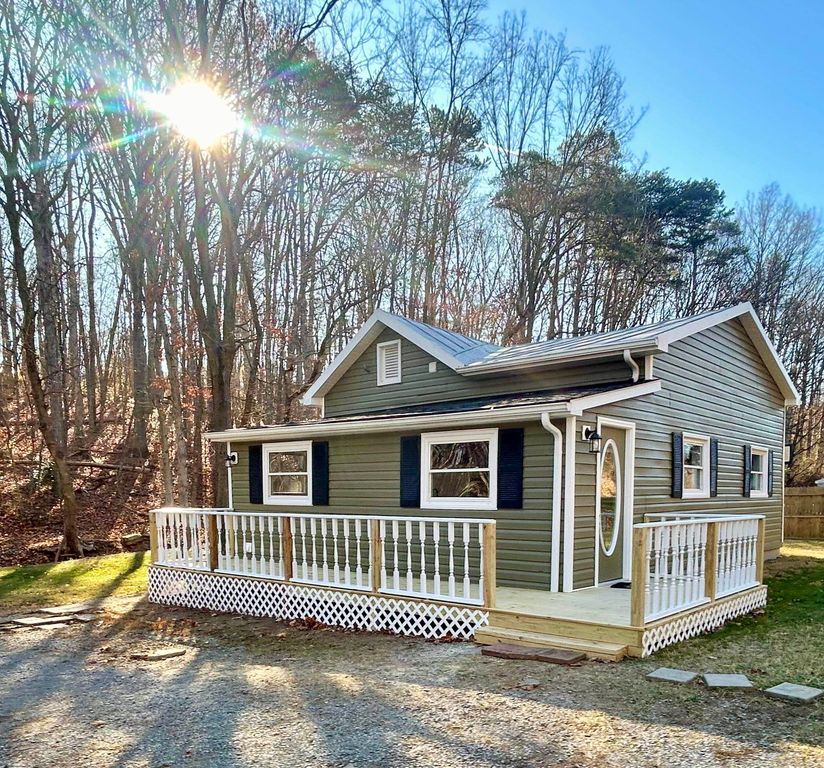 1294 E MAIN ST, Stanley, VA 22851