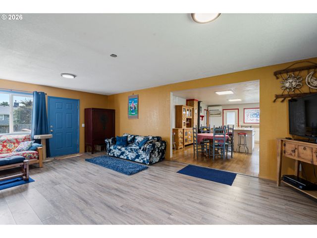 160 Ne 20TH Ave, Rockaway Beach, OR 97136