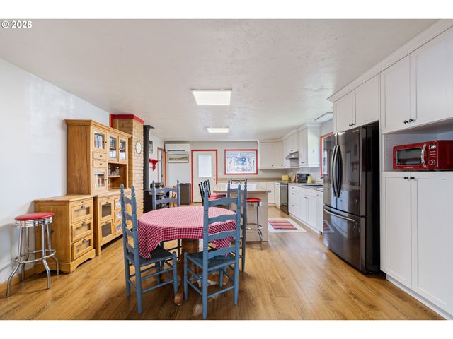 160 Ne 20TH Ave, Rockaway Beach, OR 97136