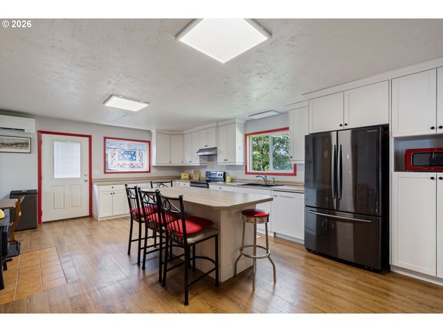 160 Ne 20TH Ave, Rockaway Beach, OR 97136