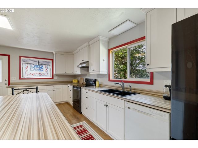 160 Ne 20TH Ave, Rockaway Beach, OR 97136