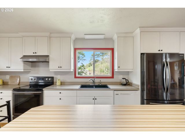 160 Ne 20TH Ave, Rockaway Beach, OR 97136